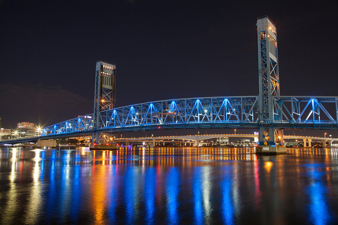 Nordamerika; USA; Florida; Jacksonville; Die Main Street Bridge, auch bekannt als Blue Bridge über den St. Johns River.