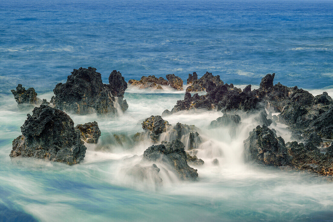 USA, Hawaii, Große Insel von Hawaii. Keauhou Bay, Erodiertes Vulkangestein (aa-Form) und Wellen in Ufernähe.