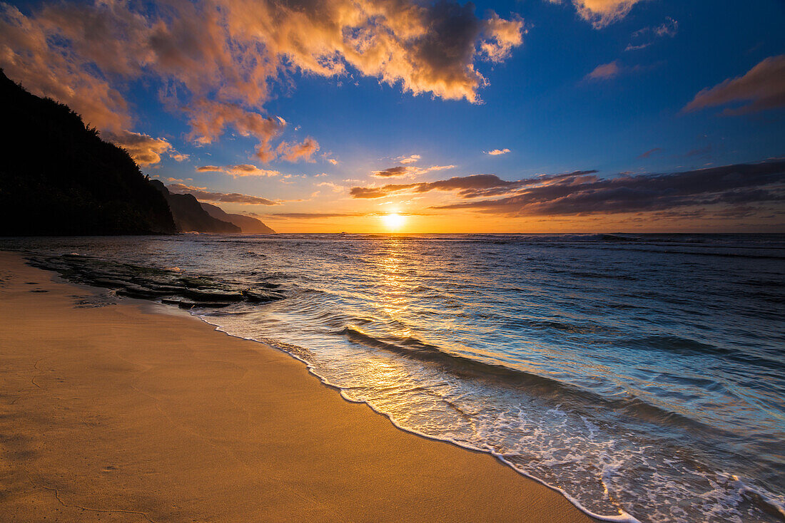Sonnenuntergang über der Na Pali Küste vom Ke'e Beach, Haena State Park, Kauai, Hawaii USA