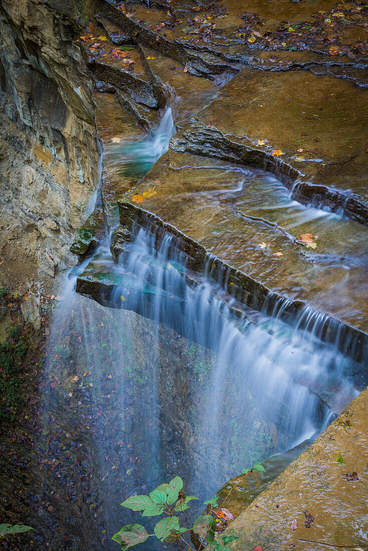 Felsige Felsen mit Wasserfall im Clifty Creek Park, Indiana