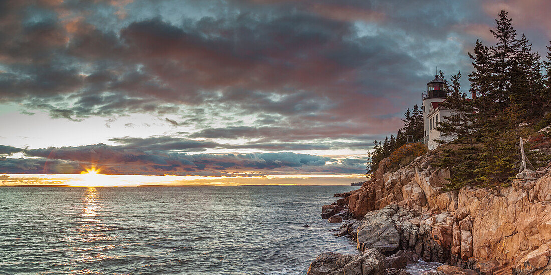USA, Maine, Mt. Desert Island, Acadia National Park, Bass Harbor, Bass Harbor Head Leuchtturm, Herbst, Abenddämmerung