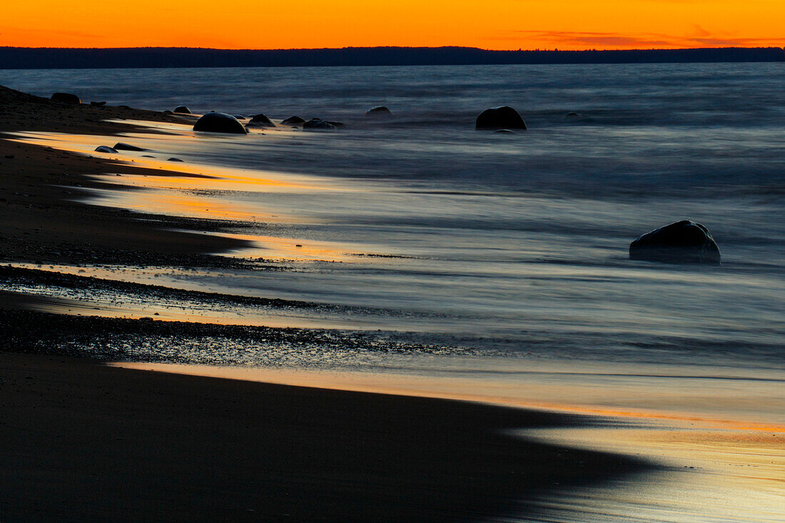 Ufer des Lake Superior bei Sonnenuntergang, Pictured Rocks National Lakeshore, Obere Halbinsel von Michigan.