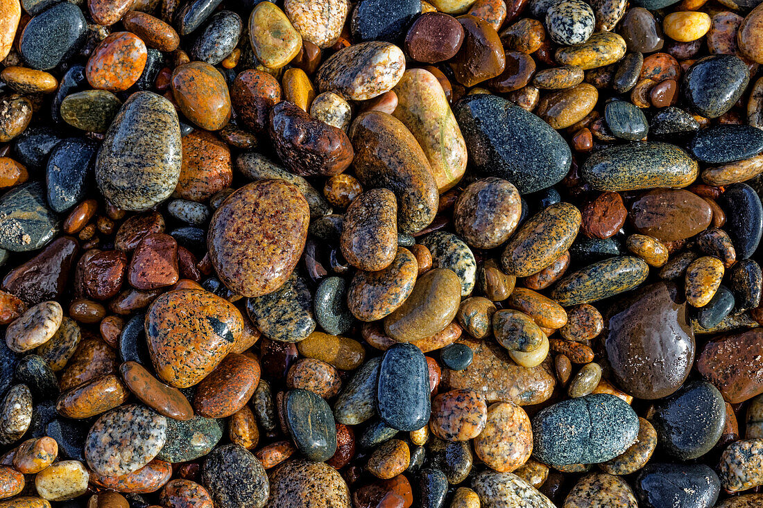 Glatte Granitkiesel am Strand des Lake Superior, Whitefish Point, Upper Peninsula, Michigan