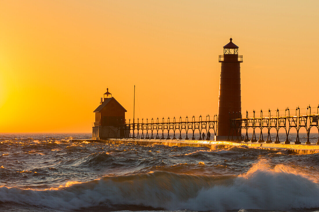 Grand Haven South Pier Leuchtturm bei Sonnenuntergang auf dem Lake Michigan, Ottawa County, Grand Haven, MI