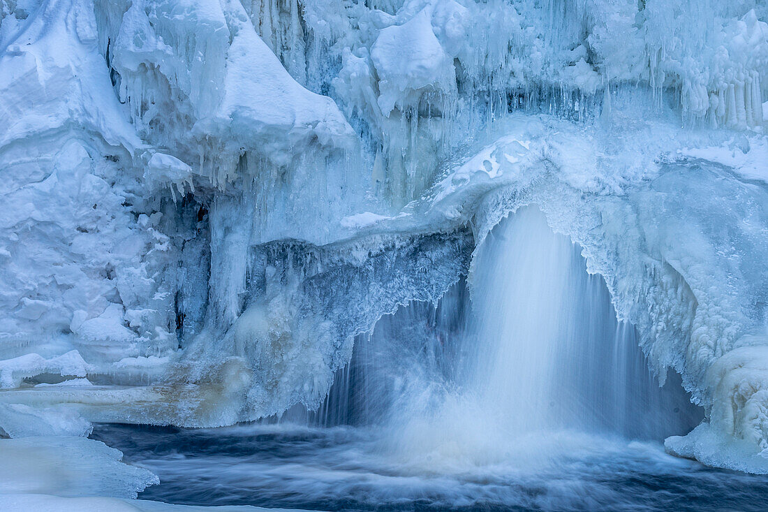 USA, Minnesota, Lake Superior. Partially frozen waterfall and pool.