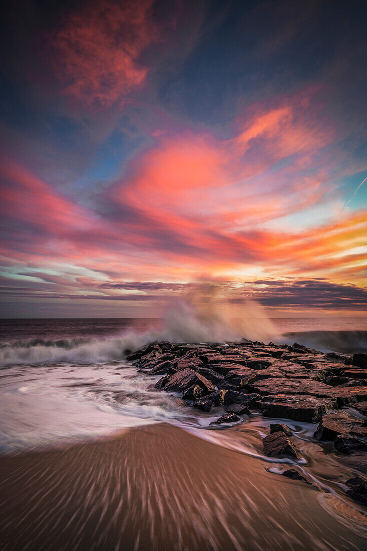 USA, New Jersey, Cape May National Seashore. Sonnenuntergang am Meeresufer.