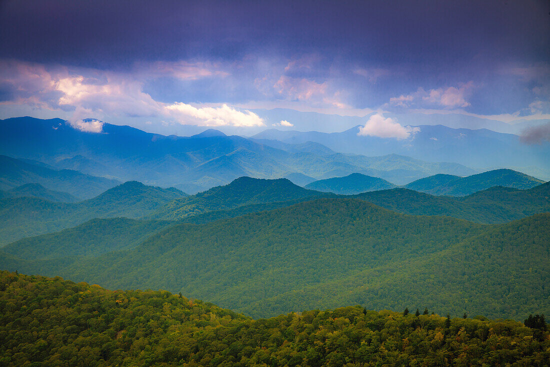 Blick auf die Berge, Blue Ridge Parkway, Smoky Mountains, USA.