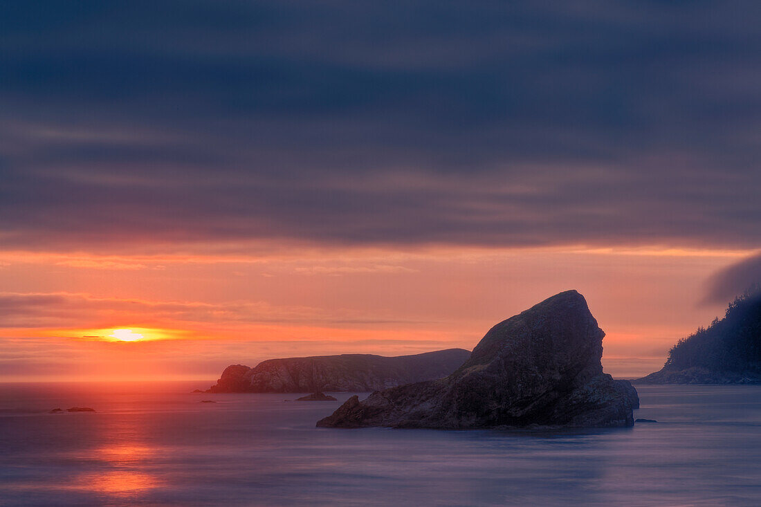 Sonnenuntergang entlang des Samuel H. Boardman State Scenic Corridor, Oregon