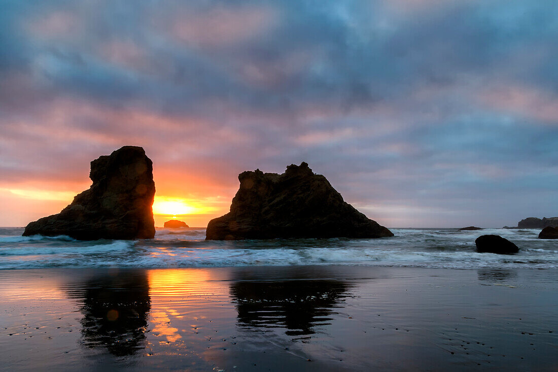 USA, Oregon, Bandon. Beach sunset.