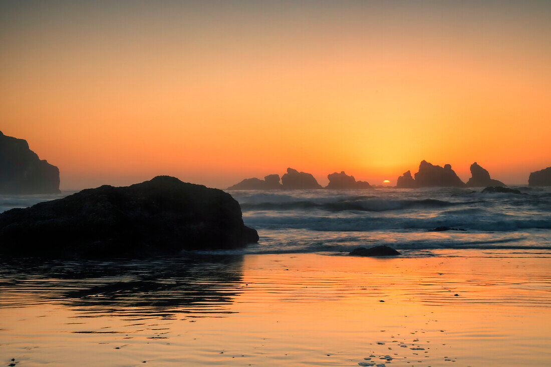 USA, Oregon, Bandon. Beach sunset.