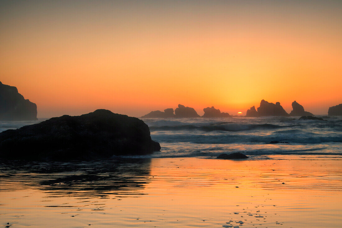 USA, Oregon, Bandon. Sonnenuntergang am Strand.