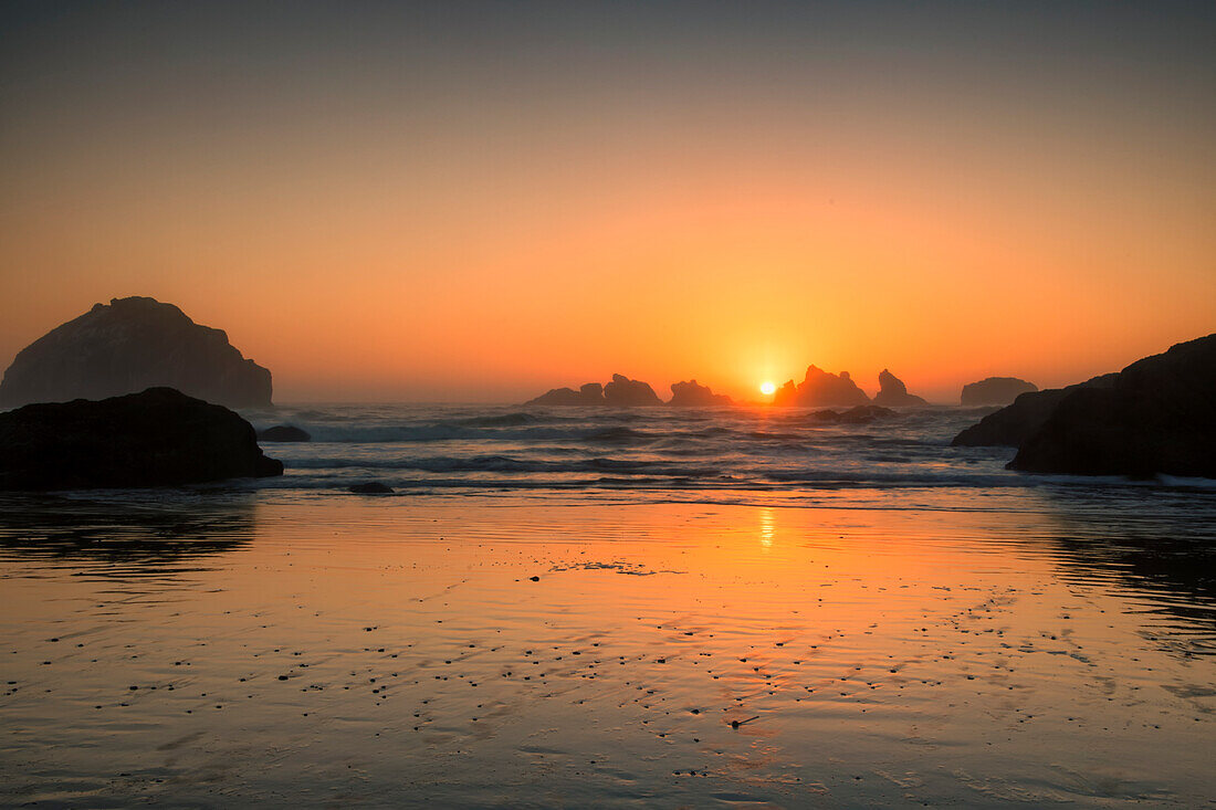 USA, Oregon, Bandon. Beach sunset.
