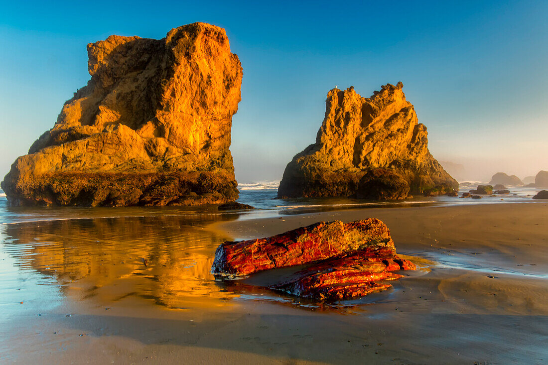 USA, Oregon, Bandon. Sunrise on beach.