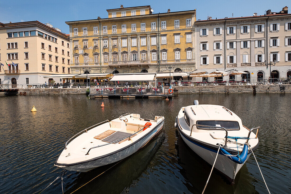 Boote auf dem Canale Grande, Triest, Friaul-Julisch-Venetien, Oberitalien, Italien, Europa