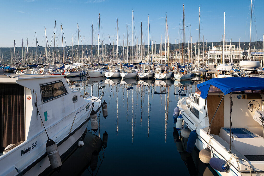 Blick auf den Hafen von Triest. Triest, Friaul-Julisch Venetien, Italien, Europa