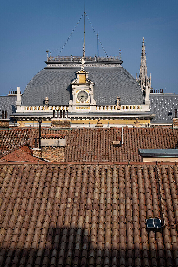 Blick auf die Uhr im Post Gebäude, Venezien, Veneto, Friaul-Julisch Venetien, Triest, Italien, Europa