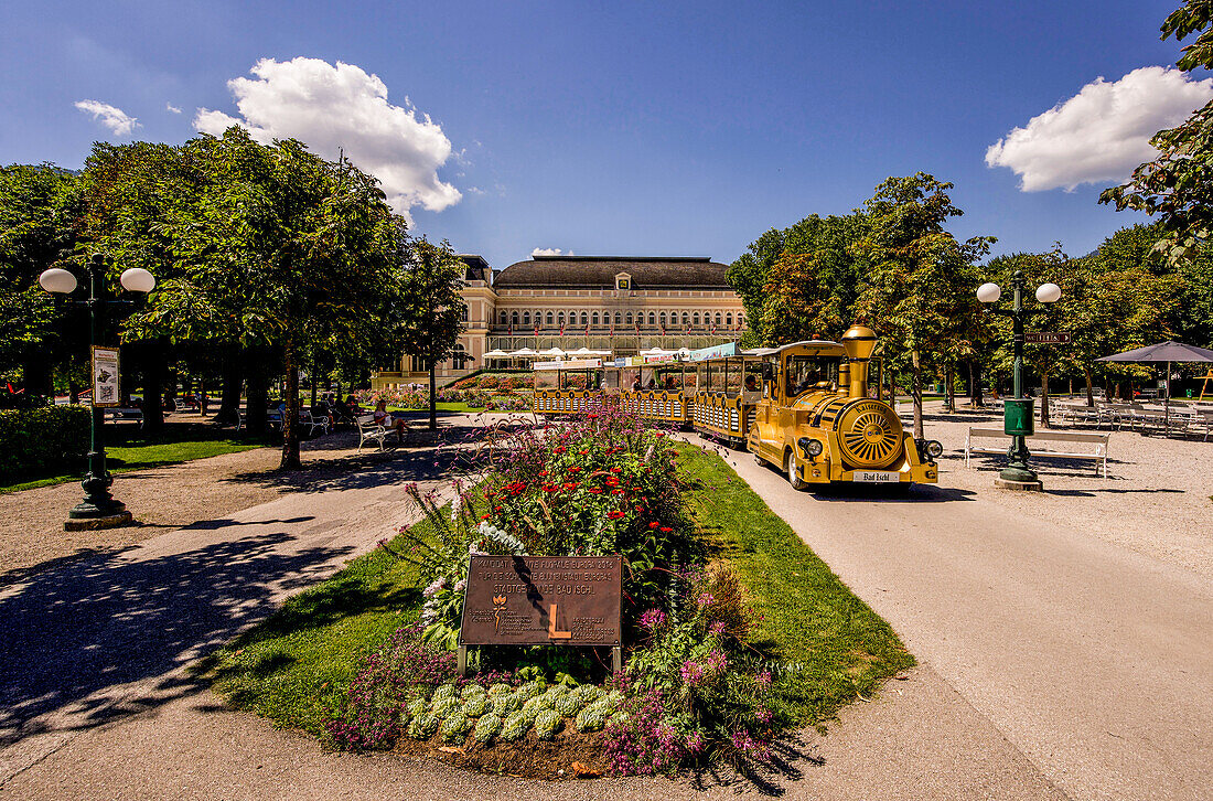 Kaiserzug im Kurpark, im Hintergrund das 1873 - 1875 erbaute Kongress- und Theaterhaus, Bad Ischl, Oberösterreich, Österreich