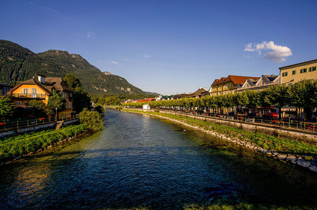 View over the Traun, the Traunkai and the Esplanade in the morning light, Bad Ischl, Upper Austria, Austria