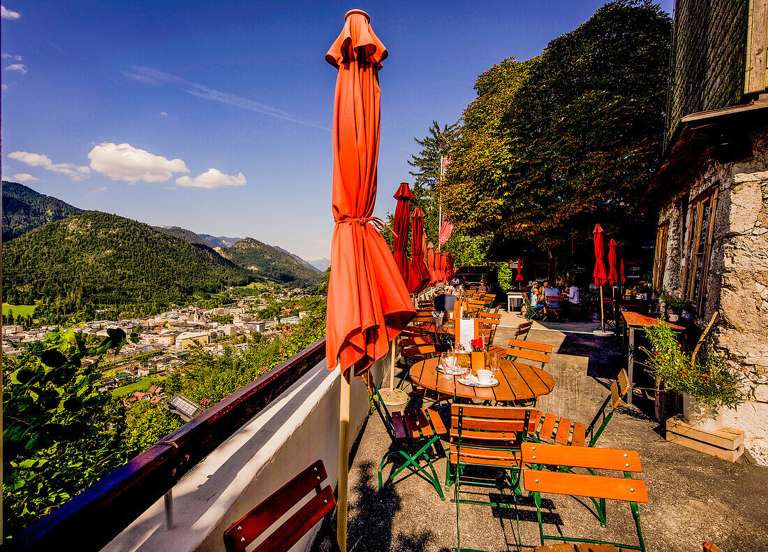 Blick von der Terrasse des Bergrestaurants am Gipfel des  Siriuskogl auf Bad Ischl, Oberösterreich, Österreich