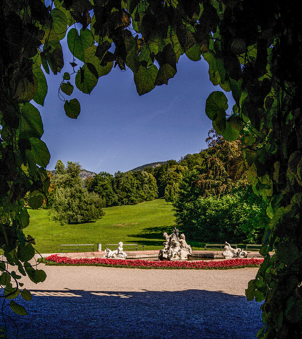 Blick vom Portal der Kaiservilla zum Brunnen und zum Kaiserpark, Bad Ischl, Oberösterreich, Österreich
