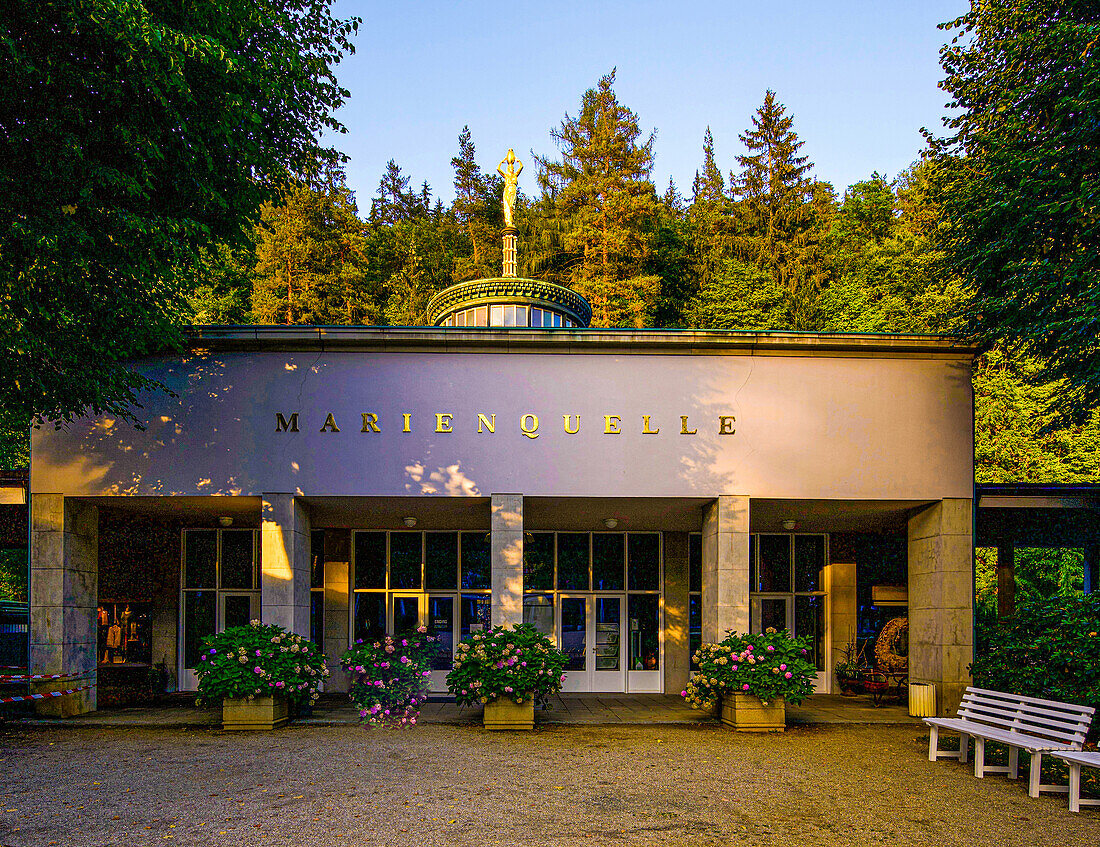 Pavillon der Marienquelle im Kurpark, Bad Elster, Vogtland, Sachsen, Deutschland