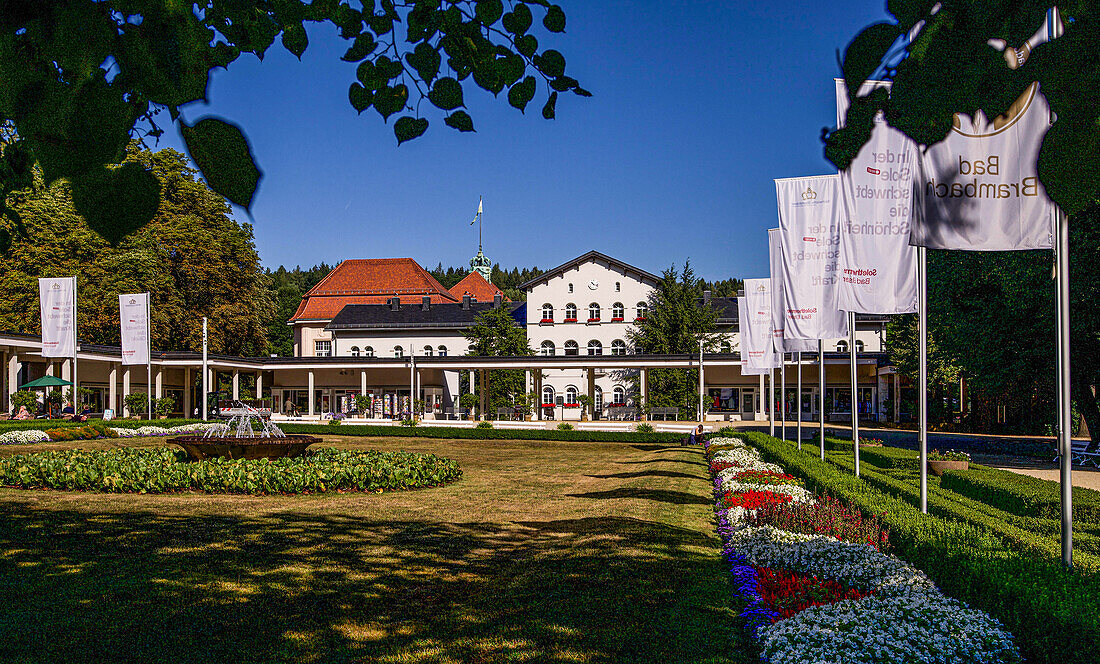 Badeplatz im Kurpark mit Blick zum Albert Bad, Bad Elster, Vogtland, Sachsen, Deutschland