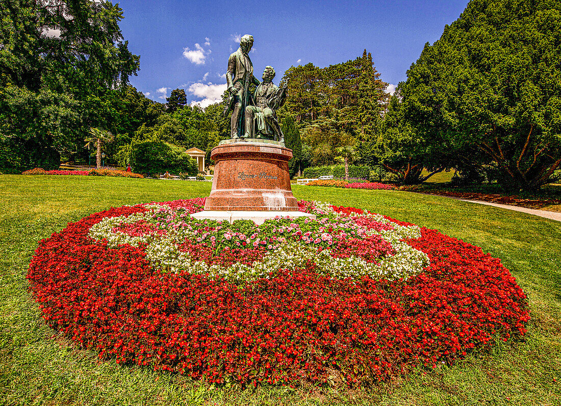 Lanner-Strauß-Denkmal und Mozart-Tempel im Kurpark von Baden bei Wien, Niederösterreich, Österreich