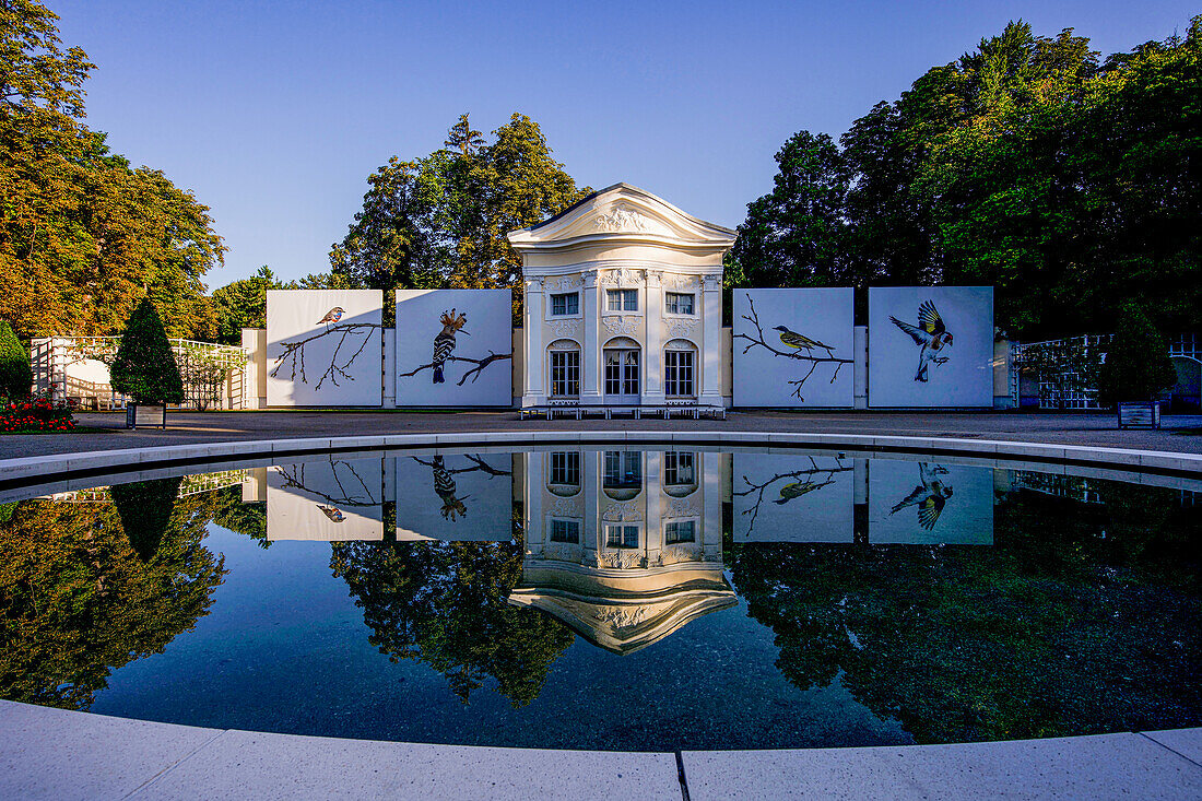 Orangerie und Brunnen im Rosarium des Doblhoffparks, Baden bei Wien, Niederösterreich, Österreich