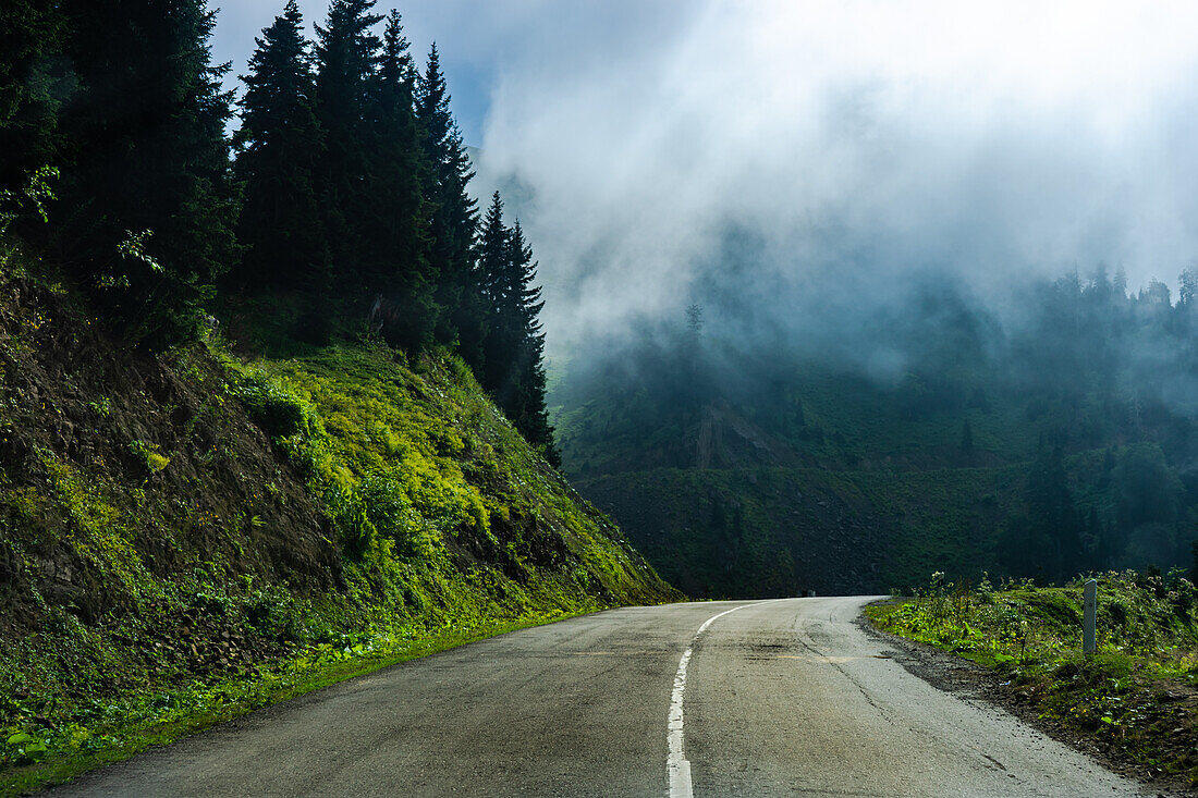 Straße in Berglandschaft im bekannten Erholungsgebiet der Region Guria im westlichen Teil von Georgien