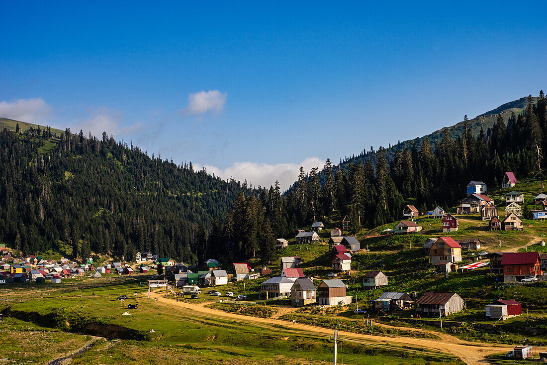 Traditionelle alte Holzhäuser von Bakhmaro Resort in der georgischen Region Guria, Georgien