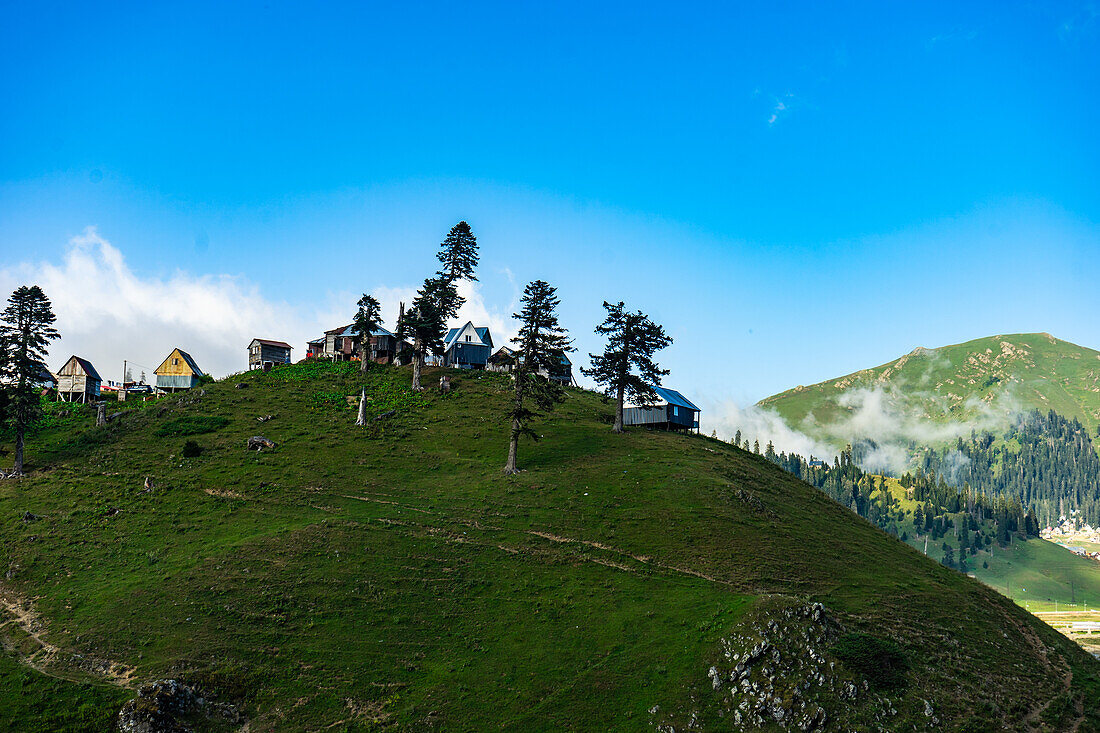 Malerischer Blick auf den berühmten georgischen Ferienort Bakhmaro gegen die Bergkette mit Wolken, Georgien