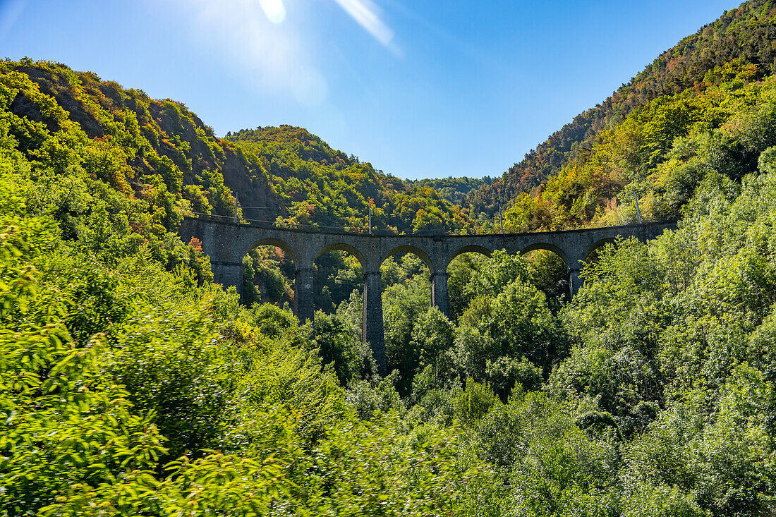 Blick vom Petit Train de La Mure auf eine Bogenbrücke, Isère, Grenoble, Auvergne-Rhône-Alpes, Frankreich