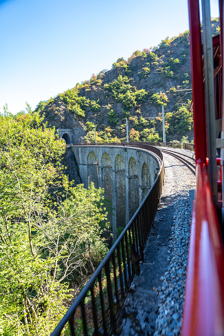 Petit Train de La Mure fährt über eine Bogenbrücke, Isère, Grenoble, Auvergne-Rhône-Alpes, Frankreich