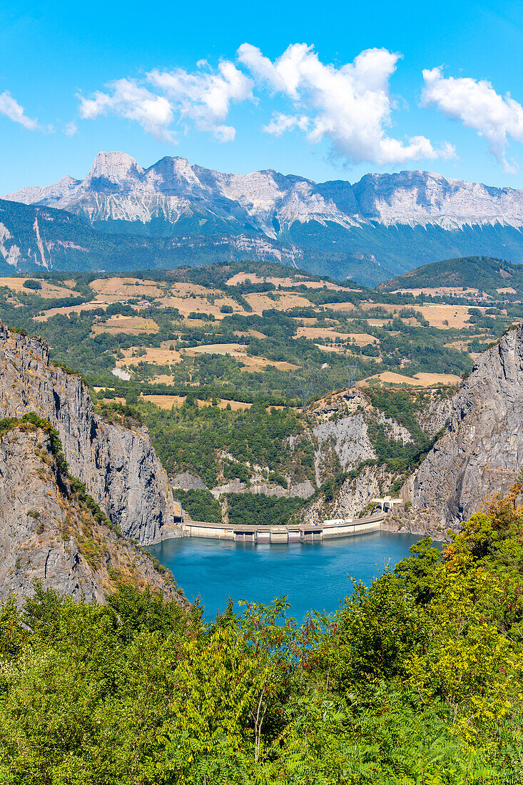 Blick auf den Stausee Le Drac am Belvédère du Petit Train de La Mure, Isère, Grenoble, Auvergne-Rhône-Alpes, Frankreich