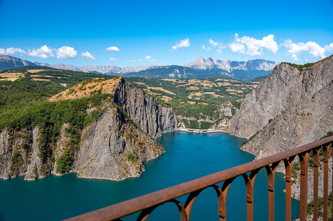 Blick auf den Stausee Le Drac am Belvédère du Petit Train de La Mure, Isère, Grenoble, Auvergne-Rhône-Alpes, Frankreich