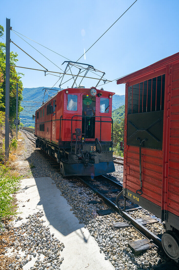 Die elektrische Lok koppelt den Petit Train de La Mure an, Isère, Isère, Grenoble, Auvergne-Rhône-Alpes, Frankreich