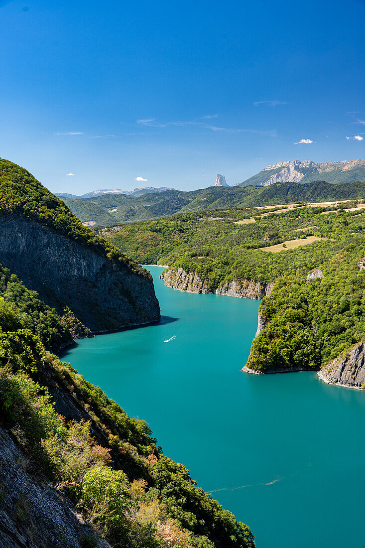 Blick auf den Stausee Le Drac am Belvédère du Petit Train de La Mure, Isère, Grenoble, Auvergne-Rhône-Alpes, Frankreich