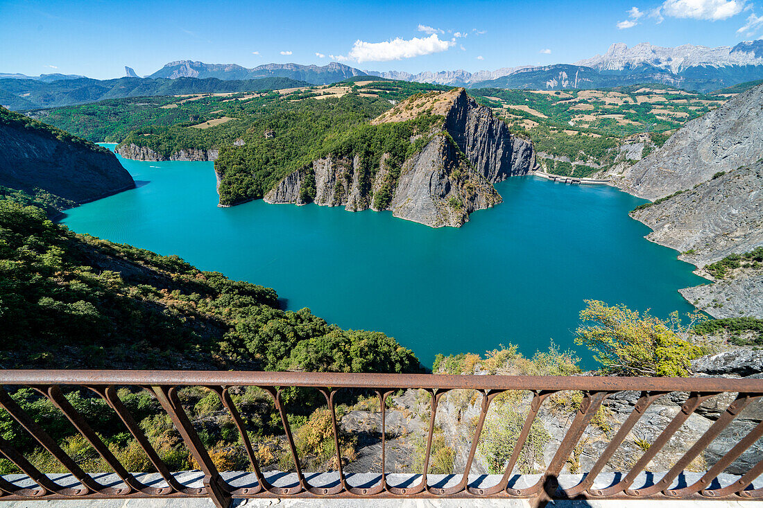 Blick auf den Stausee Le Drac am Belvédère du Petit Train de La Mure, Isère, Grenoble, Auvergne-Rhône-Alpes, Frankreich