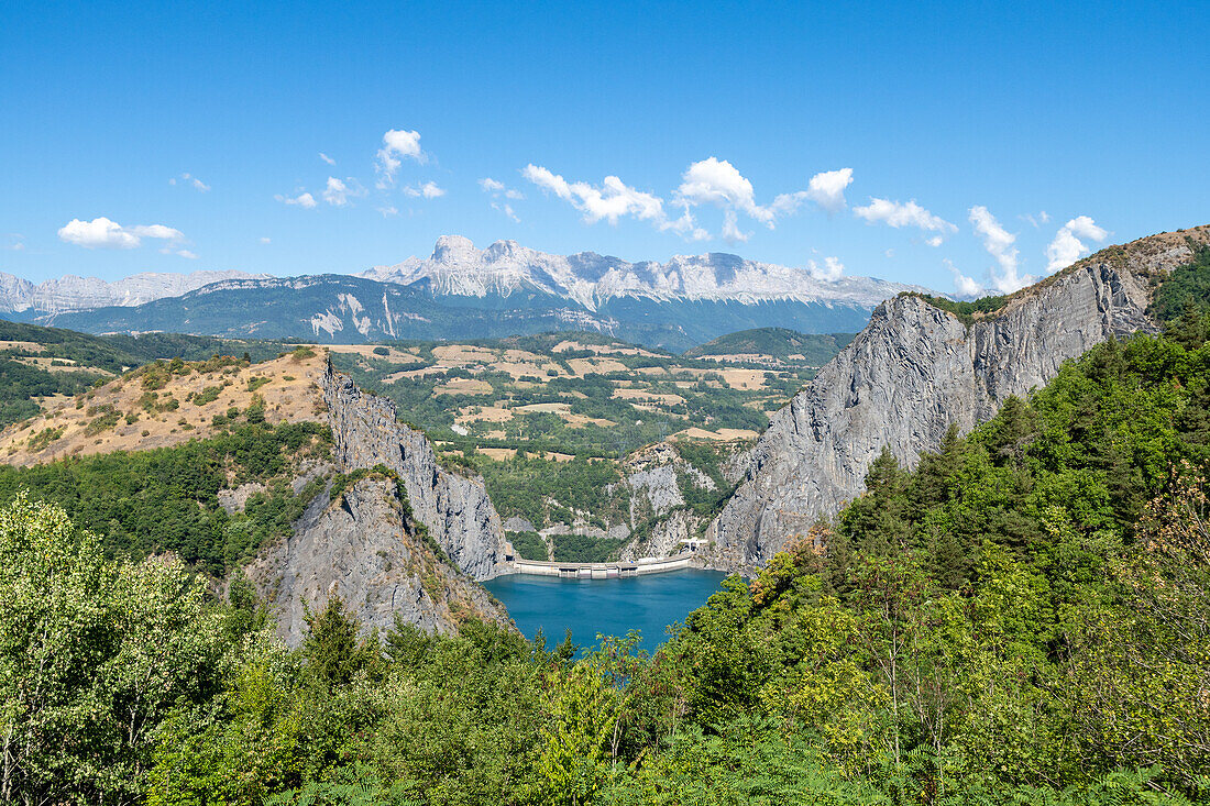 Blick auf den Stausee Le Drac am Belvédère du Petit Train de La Mure, Isère, Grenoble, Auvergne-Rhône-Alpes, Frankreich