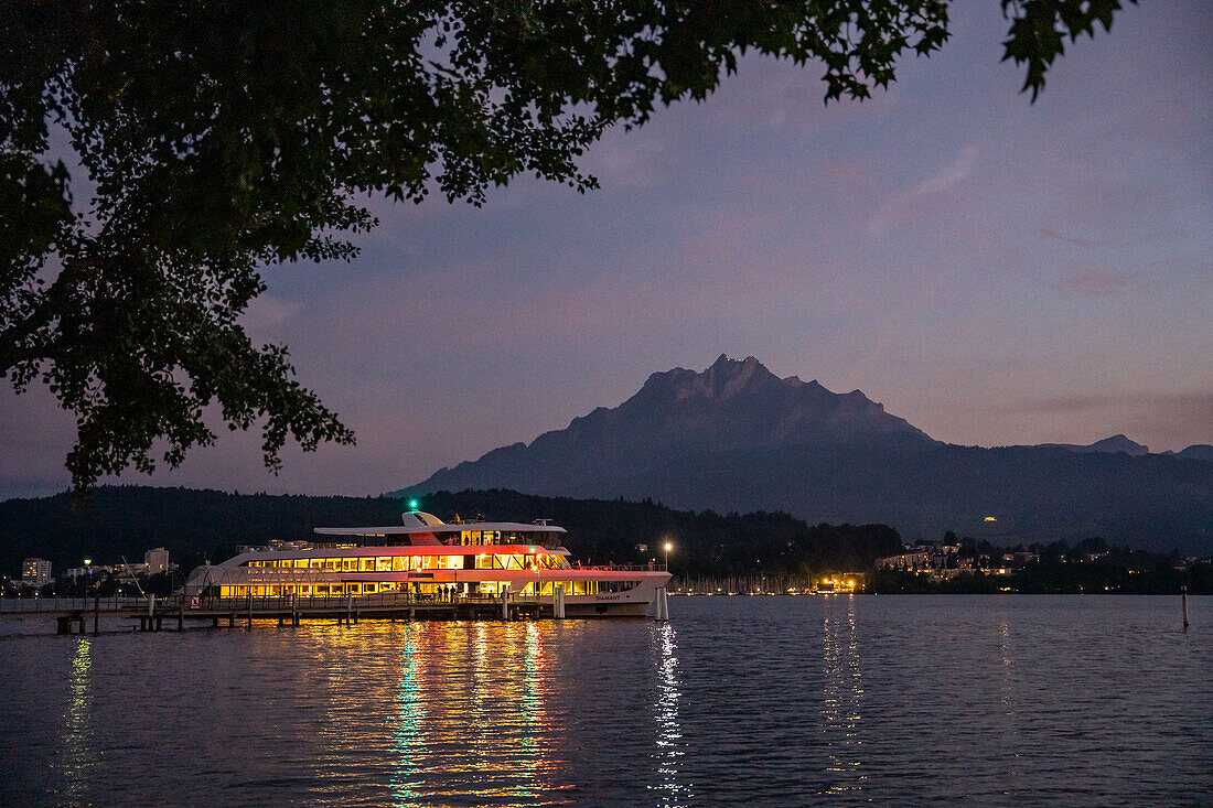 Beleuchtetes Passagierschiff auf dem Vierwaldstättersee, Kanton Luzern, Schweiz, Europa
