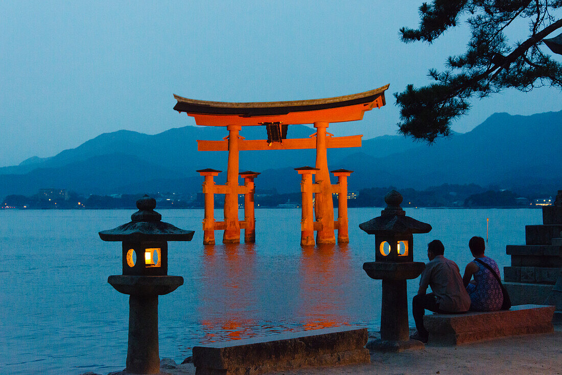 Nachtansicht des Torii-Tors des Itsukushima-Schreins (UNESCO-Weltkulturerbe), Miyajima, Japan