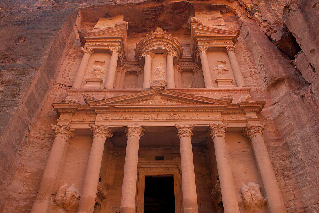 Jordanien, Petra. Blick auf die massive Wand der Schatzkammer, die in einem Stück aus dem Sandstein geschnitten wurde.