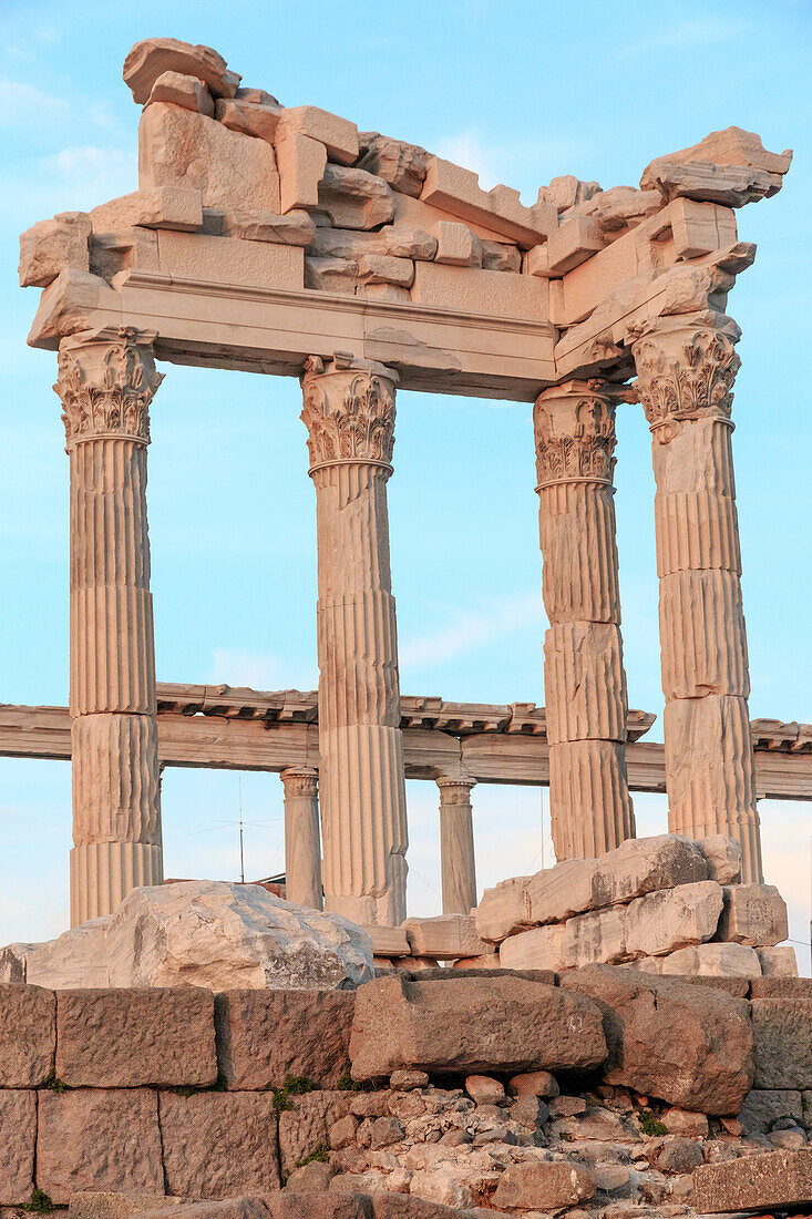 Türkei, Provinz Izmir, Bergama, Pergamon. Antikes Kulturzentrum. UNESCO-Weltkulturerbe. Tempel des Trajan auf der Akropolis.