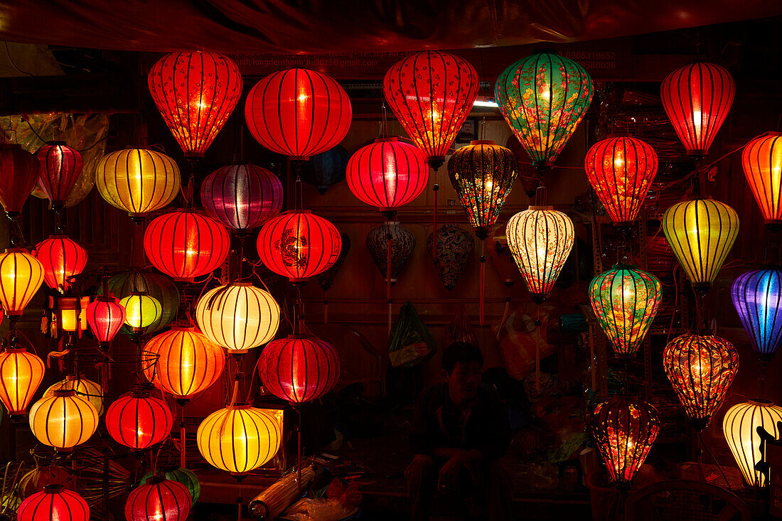 Laternenladen in der Nacht, Hoi An (UNESCO-Weltkulturerbe), Vietnam
