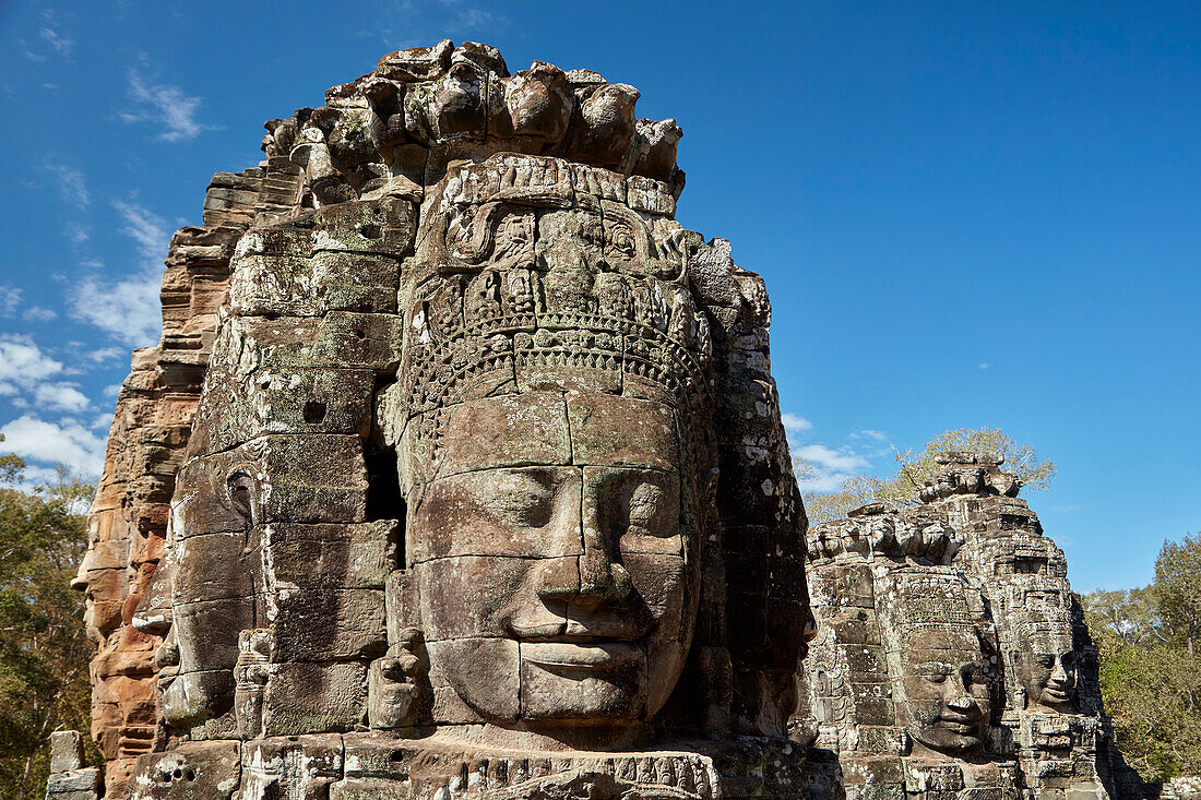 Gesichter, die den Bodhisattva Avalokiteshvara darstellen sollen, Ruinen des Bayon-Tempels, Angkor Thom (Tempelanlage aus dem 12. Jahrhundert), Weltkulturerbe Angkor, Siem Reap, Kambodscha (Großformat verfügbar)