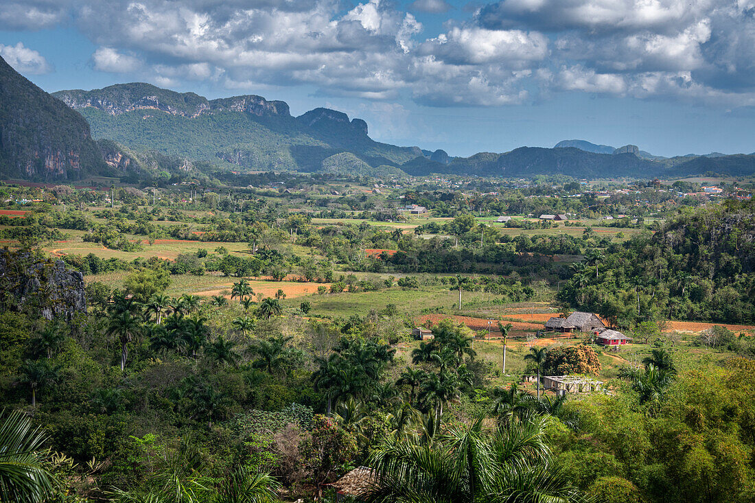 Blick auf das Tal von Vinales gesehen vom Aussichtspunkt Hotel Los Jazmines, Vinales, Kuba.