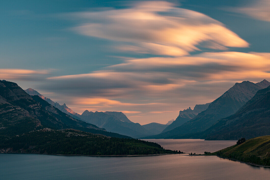Kanada, Alberta, Waterton-Lakes-Nationalpark. Sonnenuntergang über dem Waterton Lake.