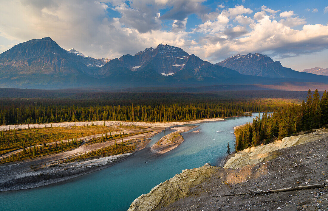 Kanada, Alberta, Jasper-Nationalpark. Athabasca River Valley im ersten Licht.