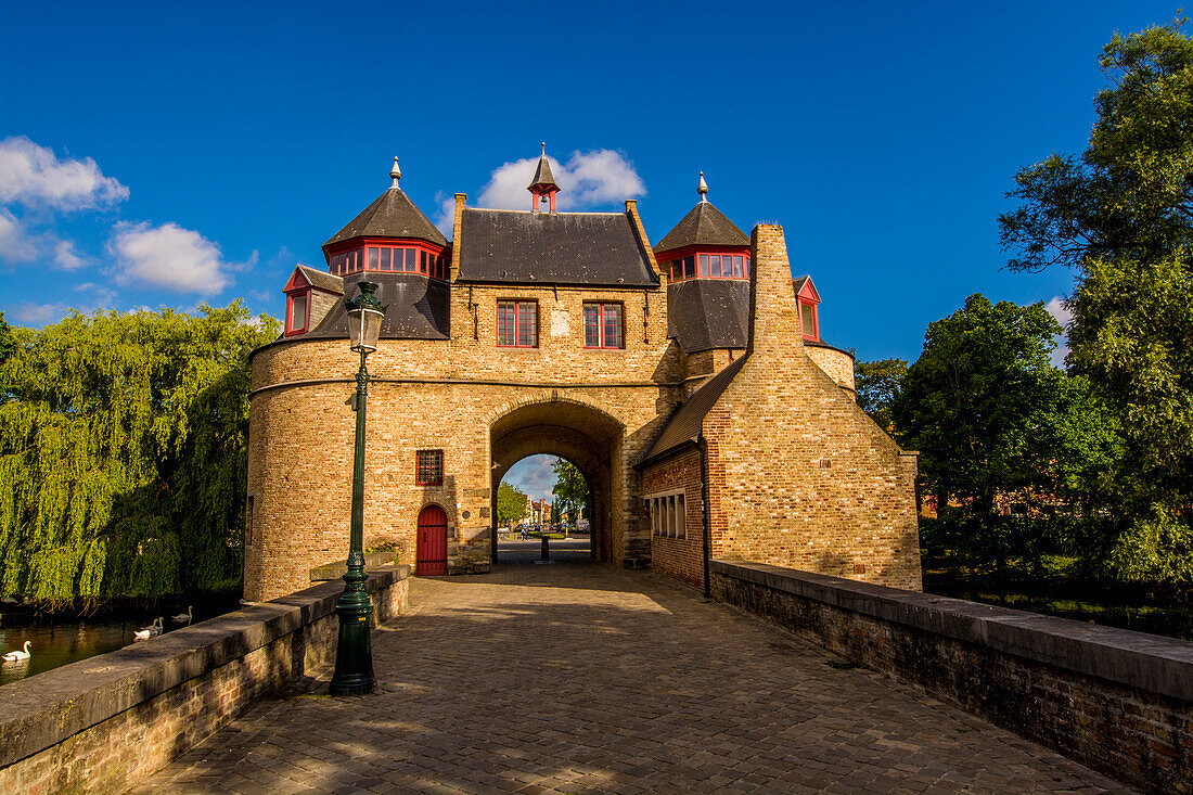 Ezelpoort oder Eselstor, befestigtes Tor, Brügge, Westflandern, Belgien.