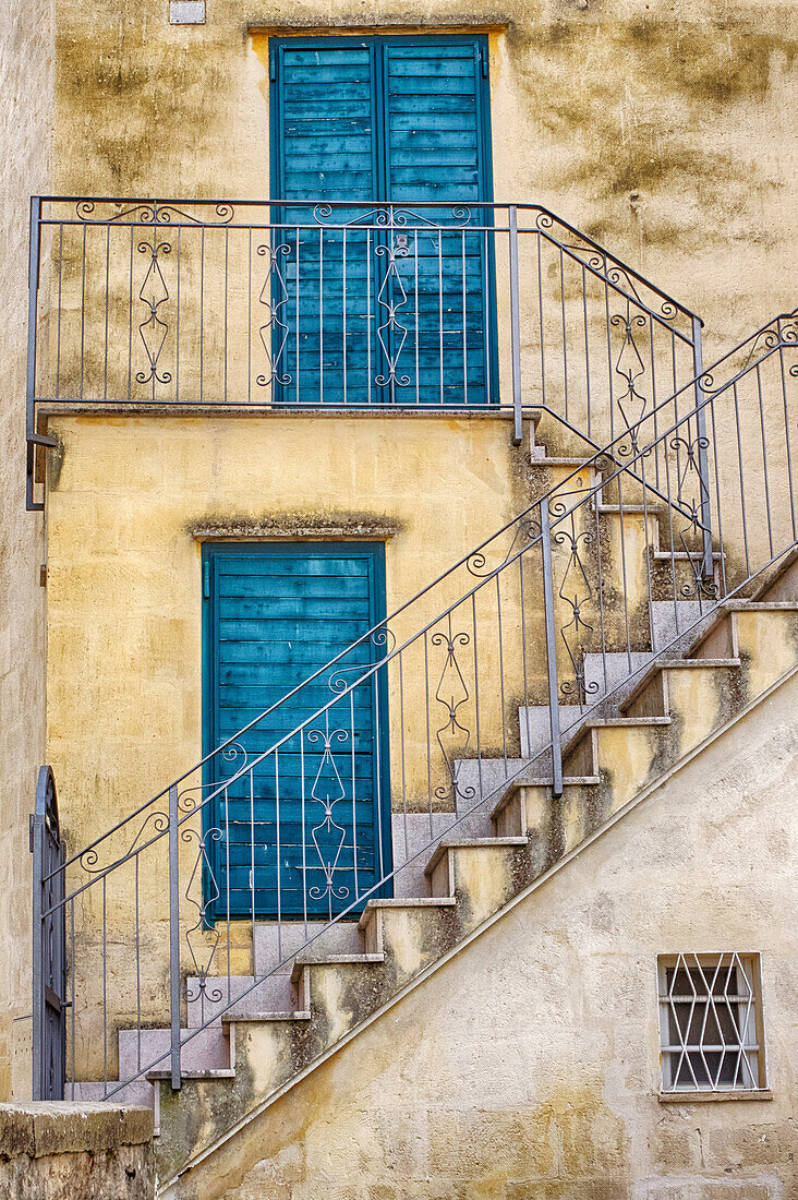 Italien, Basilikata, Matera. Treppe zu blauen Türen und Fensterläden in der Altstadt von Matera.